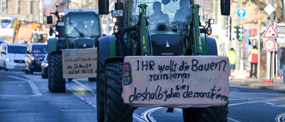 Landwirte demonstrieren mit ihren Traktoren im Januar 2024 unter anderem mit dem Transparent „Ihr wollt die Bauern ruinieren?“ vor der Staatskanzlei.