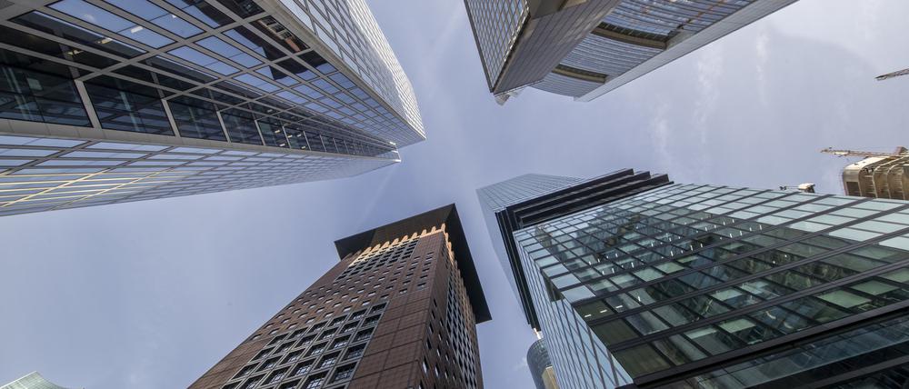 Blick nach oben auf Hochhäuser und Bürotürme der Frankfurter Hochhausschluchten.