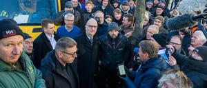 08.01.2024, Brandenburg, Potsdam: Dietmar Woidke (M, SPD), Ministerpräsident von Brandenburg, spricht mit Landwirten, die mit ihren Fahrzeugen vor der Staatskanzlei demonstrieren. 