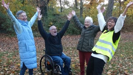Heidelore Geitner, rechts, mit Lachyogis.