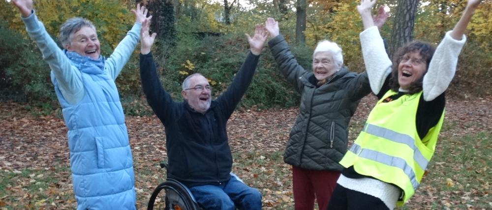 Heidelore Geitner, rechts, mit Lachyogis.