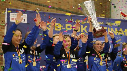 Die Tischtennisspielerinnen des TTC Eastside bejubeln den neunten Pokalsieg. 