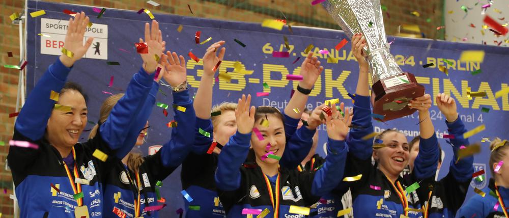 Die Tischtennisspielerinnen des TTC Eastside bejubeln den neunten Pokalsieg.