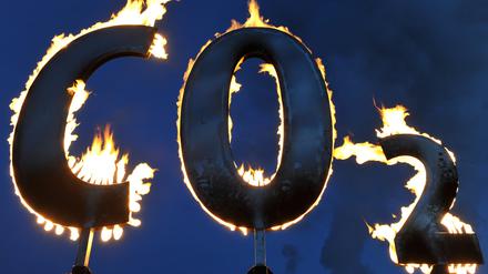 Ein mit Gas gespeister Schriftzug „CO2“ brennt nahe dem Hanauer Kohlekraftwerk Staudinger während einer Aktion der Umweltschutzorganisation Greenpeace (2008).