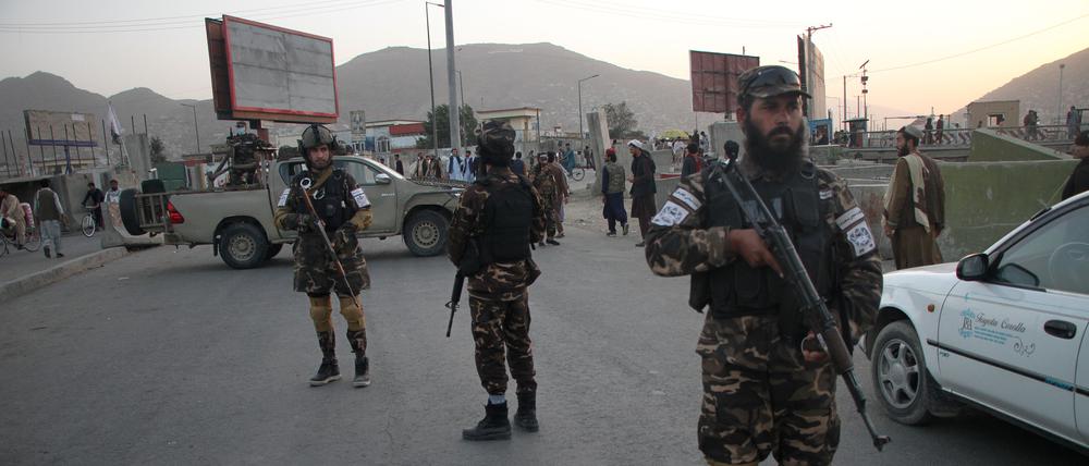 Mitglieder der Taliban stehen am Ort einer Explosion Wache (Archivbild).
