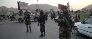 Mitglieder der Taliban stehen am Ort einer Explosion Wache (Archivbild). 