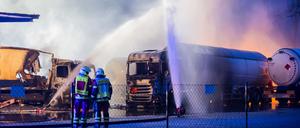 Ein Tanklastzug, aus dem Flüssiggas entweicht, wird von Feuerwehrkräften im Gewerbegebiet «Brandenburg Park» in Ludwigsfelde gekühlt. 