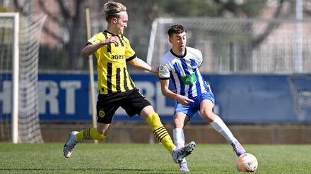Tim Hoffmann (rechts) ist ein Innenverteidiger mit herausragenden Fähigkeiten in der Spieleröffnung.