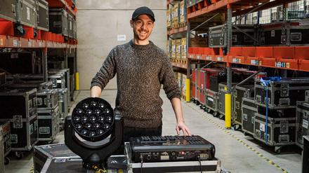 Justin K. (24) lässt sich bei der satis&fy AG zur Fachkraft für Veranstaltungstechnik ausbilden.