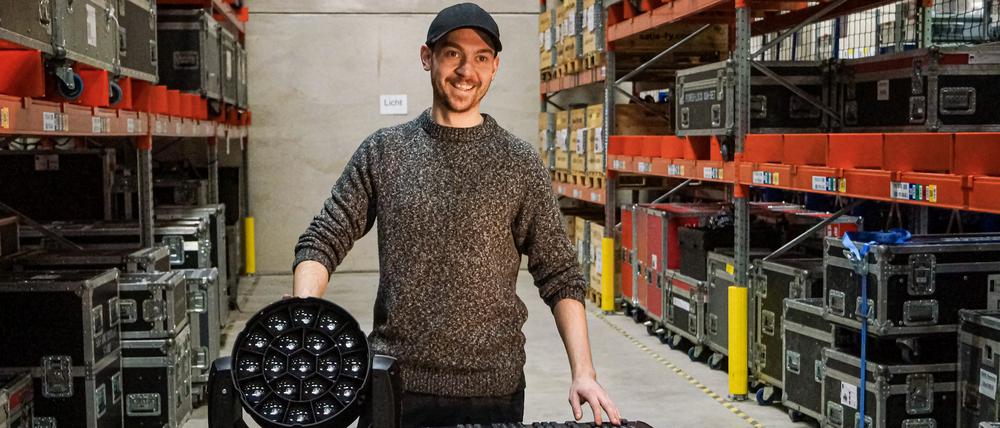 Justin K. (24) lässt sich bei der satis&fy AG zur Fachkraft für Veranstaltungstechnik ausbilden.