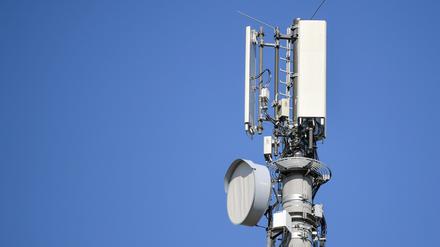 Ein Sendemast für Mobilfunk vor blauem Himmel. 