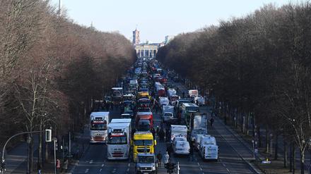 Berlin, Stadtbild, Aktionswoche des Deutschen Bauernverbandes zu den Themen Agrardiesel und Kfz-Steuerbefreiung, im Bild: Protest der Bauern in Berlin an der Siegessäule, 08.01. 2024, *** Berlin, cityscape, campaign week of the German Farmers Association on the topics of agricultural diesel and vehicle tax exemption, in the picture protest of the farmers in Berlin at the Victory Column, 08 01 2024, Copyright: xMatthiasxKochx