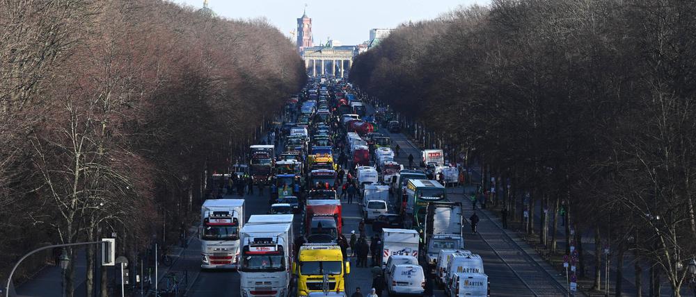 Berlin, Stadtbild, Aktionswoche des Deutschen Bauernverbandes zu den Themen Agrardiesel und Kfz-Steuerbefreiung, im Bild: Protest der Bauern in Berlin an der Siegessäule, 08.01. 2024, *** Berlin, cityscape, campaign week of the German Farmers Association on the topics of agricultural diesel and vehicle tax exemption, in the picture protest of the farmers in Berlin at the Victory Column, 08 01 2024, Copyright: xMatthiasxKochx