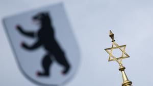 Das Wappen der Stadt Berlin ist vor dem Davidstern auf der Kuppel des Centrum Judaicum, in dem sich auch die Neue Synagoge Berlin und die Jüdische Gemeinde zu Berlin befindet, zu sehen. (Symbolbild)