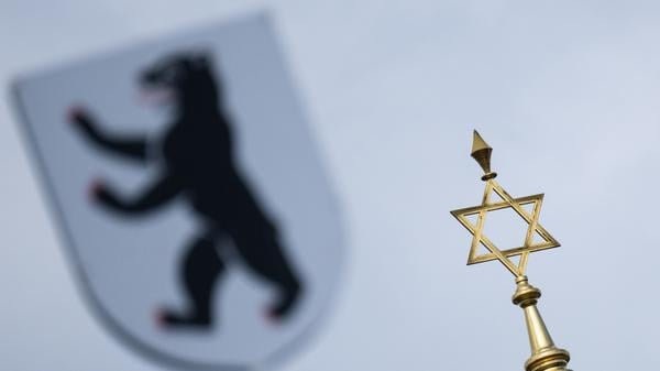 Das Wappen der Stadt Berlin ist vor dem Davidstern auf der Kuppel des Centrum Judaicum, in dem sich auch die Neue Synagoge Berlin und die Jüdische Gemeinde zu Berlin befindet, zu sehen. (Symbolbild)