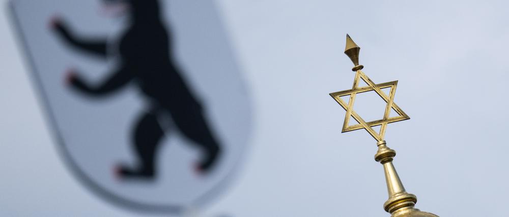 Das Wappen der Stadt Berlin ist vor dem Davidstern auf der Kuppel des Centrum Judaicum, in dem sich auch die Neue Synagoge Berlin und die Jüdische Gemeinde zu Berlin befindet, zu sehen.