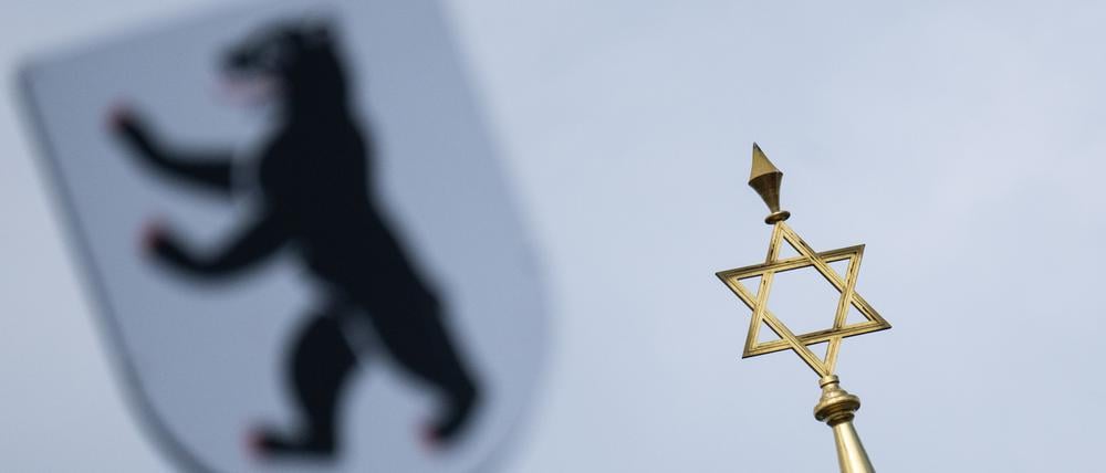 Das Wappen der Stadt Berlin ist vor dem Davidstern auf der Kuppel des Centrum Judaicum, in dem sich auch die Neue Synagoge Berlin und die Jüdische Gemeinde zu Berlin befindet, zu sehen. (Symbolbild)