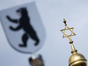 Das Wappen der Stadt Berlin ist vor dem Davidstern auf der Kuppel des Centrum Judaicum, in dem sich auch die Neue Synagoge Berlin und die Jüdische Gemeinde zu Berlin befindet, zu sehen. (Symbolbild)