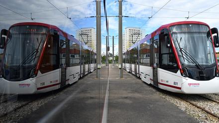 Eine neue Straßenbahn vom Typ „Tramlink“ der Erfurter Verkehrstriebe spiegelt sich in der Scheibe einer anderen Bahn.