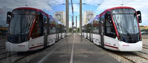 Eine neue Straßenbahn vom Typ „Tramlink“ der Erfurter Verkehrstriebe spiegelt sich in der Scheibe einer anderen Bahn.