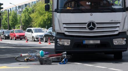 Berlin, 2019: Ein Fahrrad liegt vor einem Lkw an der Kreuzung Josef-Orlopp-Straße/Möllendorffstraße. 