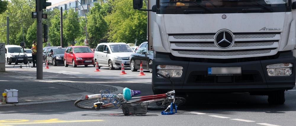Berlin, 2019: Ein Fahrrad liegt vor einem Lkw an der Kreuzung Josef-Orlopp-Straße/Möllendorffstraße. 