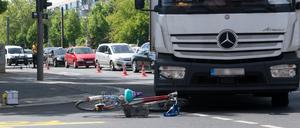 Berlin, 2019: Ein Fahrrad liegt vor einem Lkw an der Kreuzung Josef-Orlopp-Straße/Möllendorffstraße. 