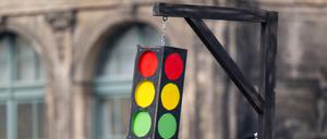 In Dresden steht auf einem Protestzug eine Ampel am Galgen. 