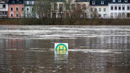 Das Schild einer Bushaltestelle schaut nur noch etwas aus der Mosel im Trierer Stadtteil Zurlauben. 
