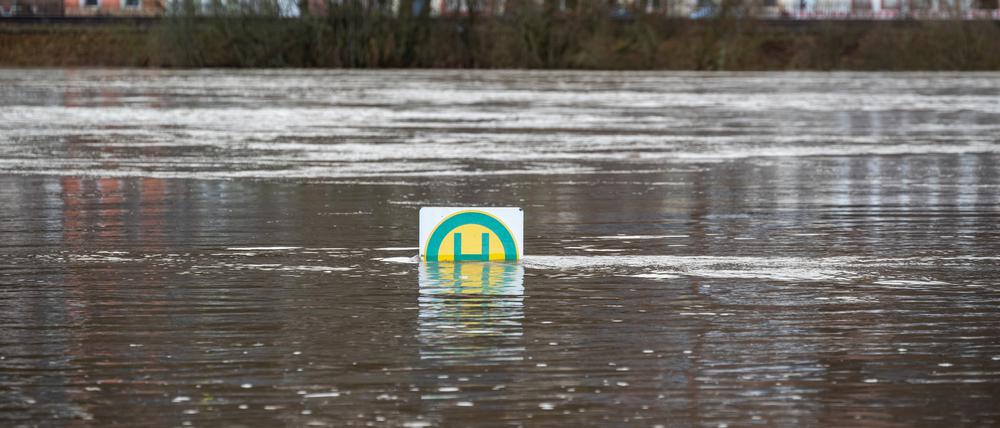 Das Schild einer Bushaltestelle schaut nur noch etwas aus der Mosel im Trierer Stadtteil Zurlauben. 