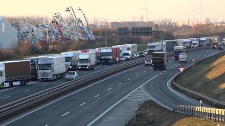 08.01.2024, Brandenburg, Großbeeren: Lkw stauen sich auf der B101 unweit vom  Güterverkehrszentrum (GVZ), das im Rahmen der Bauernproteste blockiert wurde. Im GVZ sind viele große Logistik-Unternehmen angesiedelt. Es kam zu einem langen Rückstau, wie eine Polizei-Sprecherin sagte. 