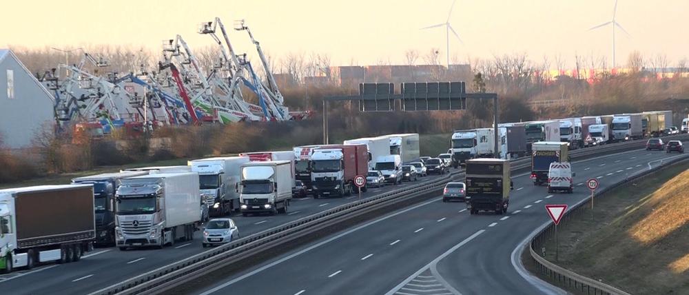 08.01.2024, Brandenburg, Großbeeren: Lkw stauen sich auf der B101 unweit vom Güterverkehrszentrum (GVZ), das im Rahmen der Bauernproteste blockiert wurde. Im GVZ sind viele große Logistik-Unternehmen angesiedelt. Es kam zu einem langen Rückstau, wie eine Polizei-Sprecherin sagte.