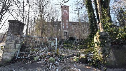 Der frühere Landtag. Der Zaun vor der Treppe zum Gebäude ist nicht mehr vorhanden. 