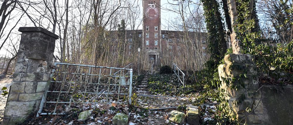 Der frühere Landtag. Der Zaun vor der Treppe zum Gebäude ist nicht mehr vorhanden. 