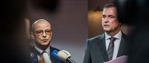 Martin Seiler (l), Personalvorstand Deutsche Bahn AG, und Claus Weselsky, Bundesvorsitzender der Gewerkschaft Deutscher Lokomotivführer (GDL), äußern sich gegenüber den Journalisten.