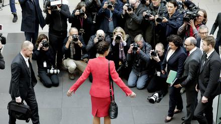 Sie zieht das Interesse nach wie vor auf sich: Sahra Wagenknecht in der Bundespressekonferenz, umringt von Medienschaffenden.
