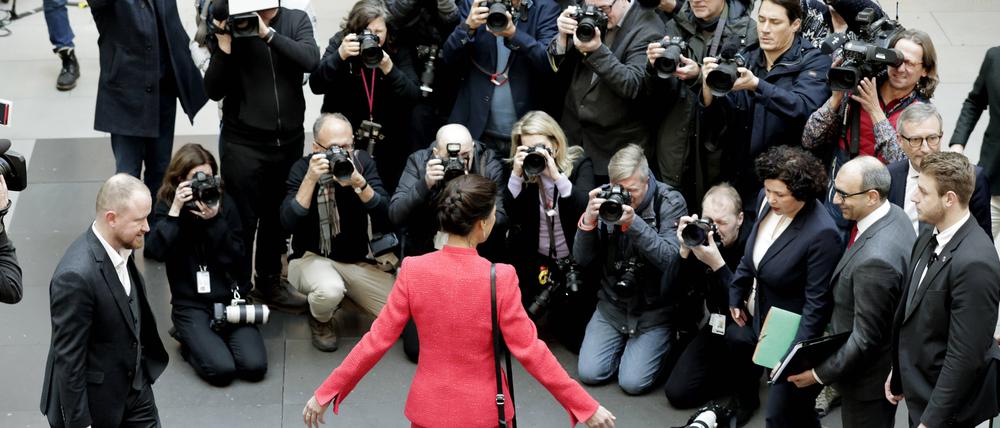 Sie zieht das Interesse nach wie vor auf sich: Sahra Wagenknecht in der Bundespressekonferenz, umringt von Medienschaffenden.