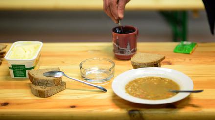 ARCHIV - 04.01.2017, Berlin: Essen steht auf einem Tisch in der neuen Einrichtung der Kältehilfe in der Seestraße. Am 29.03. stellt die Berliner Kältehilfe ihre Bilanz des Winters vor. Foto: Maurizio Gambarini/dpa +++ dpa-Bildfunk +++