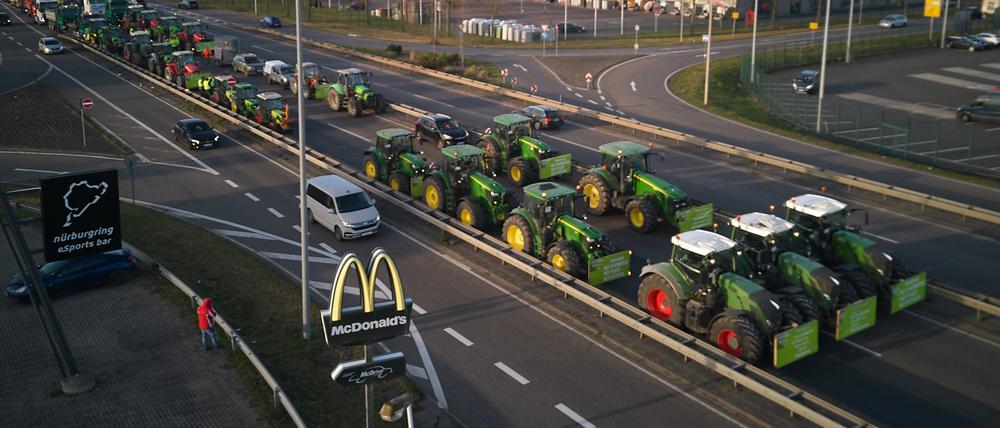 Landwirte blockieren mit ihren Traktoren die Bundesstraße 9 bei Koblenz. 