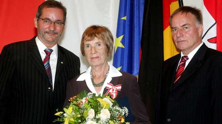 Gisela Kurze, Vorstandsmitglied des Menschenrechtsvereins Memorial Deutschland, erhält im Jahr 2007 für ihr bürgerschaftliches Engagement in der  „Arbeitsgemeinschaft Gedenk- und Begegnungsstätte Ehemaliges KGB-Gefängnis Leistikowstraße“ für den Erhalt des Hauses als Gedenkstätte den Verdienstorden des Landes Brandenburg aus den Händen von Ministerpräsident Matthias Platzeck (l.) und Landtagspräsidenten Gunter Fritsch (beide SPD).