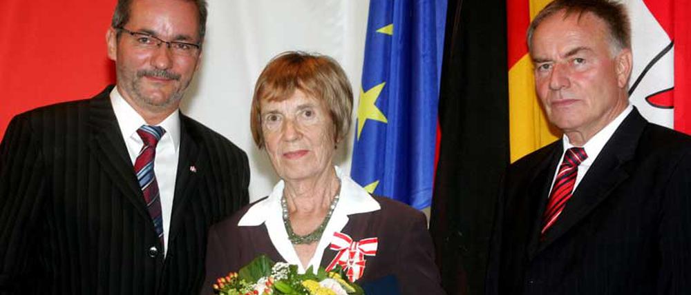 Gisela Kurze, Vorstandsmitglied des Menschenrechtsvereins Memorial Deutschland, erhält im Jahr 2007 für ihr bürgerschaftliches Engagement in der  „Arbeitsgemeinschaft Gedenk- und Begegnungsstätte Ehemaliges KGB-Gefängnis Leistikowstraße“ für den Erhalt des Hauses als Gedenkstätte den Verdienstorden des Landes Brandenburg aus den Händen von Ministerpräsident Matthias Platzeck (l.) und Landtagspräsidenten Gunter Fritsch (beide SPD).