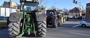 Potsdam, 08.01.2024, Lokales, Bauernprotest, Trecker-Demo, Demonstration, Traktorkorso, Protestfahrt, Protest, Landwirte, Traktor, Trecker, Traktoren, Foto: Ottmar Winter PNN ACHTUNG: Foto ist ausschließlich für redaktionelle Berichterstattung der PNN und des TGSP! Eine kommerzielle Nutzung, z.B. Werbung, ist ausgeschlossen. Die Weitergabe an nicht autorisierte Dritte, insbesondere eine weitergehende Vermarktung über Bilddatenbanken, ist unzulässig.