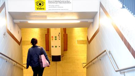 Ein Schild am U-Bahnhof Breitenbachplatz in Berlin-Steglitz weist darauf hin, dass der U-Bahnhof per Video überwacht wird.