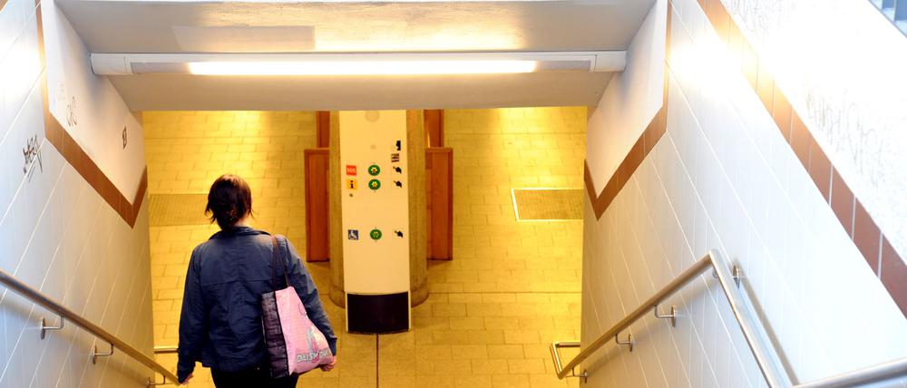 Ein Schild am U-Bahnhof Breitenbachplatz in Berlin-Steglitz weist darauf hin, dass der U-Bahnhof per Video überwacht wird.