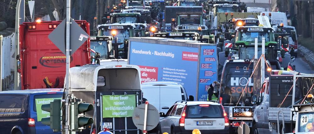Potsdam, 08.01.2024, Lokales, Bauernprotest, Trecker-Demo, Demonstration, Traktorkorso, Protestfahrt, Protest, Landwirte, Traktor, Trecker, Traktoren, Foto: Ottmar Winter PNN ACHTUNG: Foto ist ausschließlich für redaktionelle Berichterstattung der PNN und des TGSP! Eine kommerzielle Nutzung, z.B. Werbung, ist ausgeschlossen. Die Weitergabe an nicht autorisierte Dritte, insbesondere eine weitergehende Vermarktung über Bilddatenbanken, ist unzulässig.