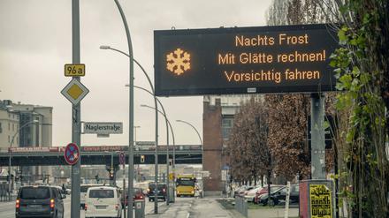Warnschild vor Glätte an der Stralauer Allee (Archiv).