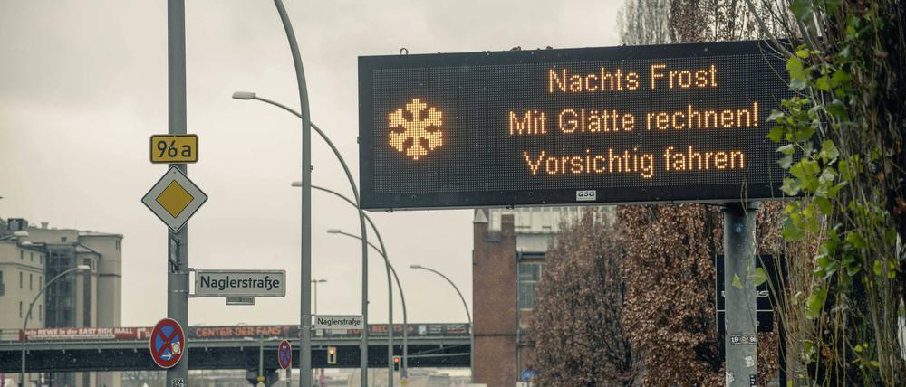 Warnschild vor Glätte an der Stralauer Allee (Archiv).