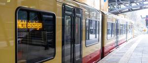 Der leere Berliner S-Bahnhof Schönhauser Allee. 