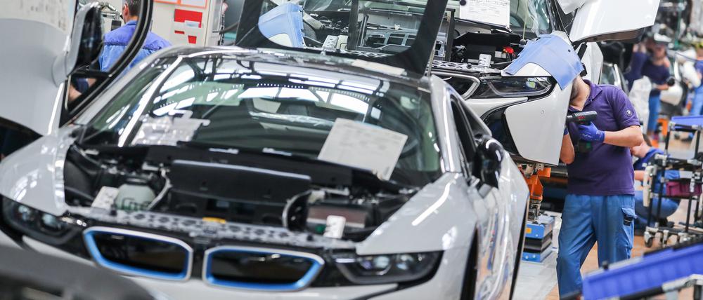 Mitarbeiter im BMW-Werk Leipzig arbeiten in der Montage des i8. 