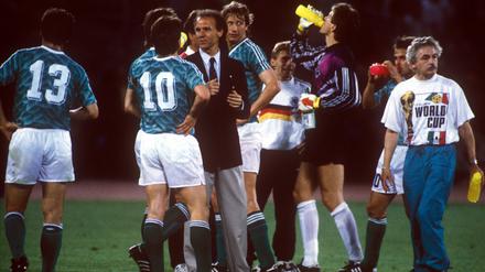 Franz Beckenbauer (im Dialog mit Lothar Matthäus, Nr. 10) und Guido Buchwald (rechts neben Beckenbauer) wurden 1990 gemeinsam Weltmeister. 